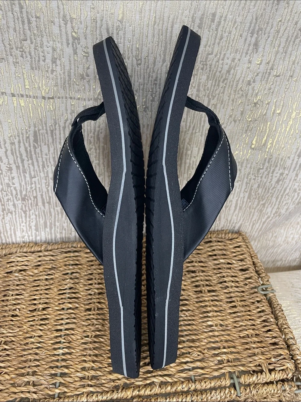 Sanuk Men’s Black Flip-Flop Sandals with Arch Support Subtle Green Tag Sz 12 New